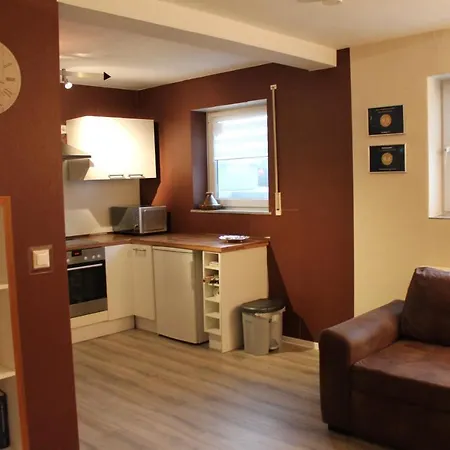 - Monteurwohnung Familie Houri アパート Neupotz