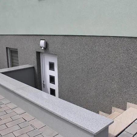 - Monteurwohnung Familie Houri アパート